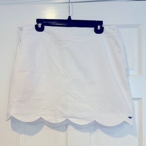Vineyard Vines 🐳 17” Scallop Skort- White Seersucker- Size 12- EUC